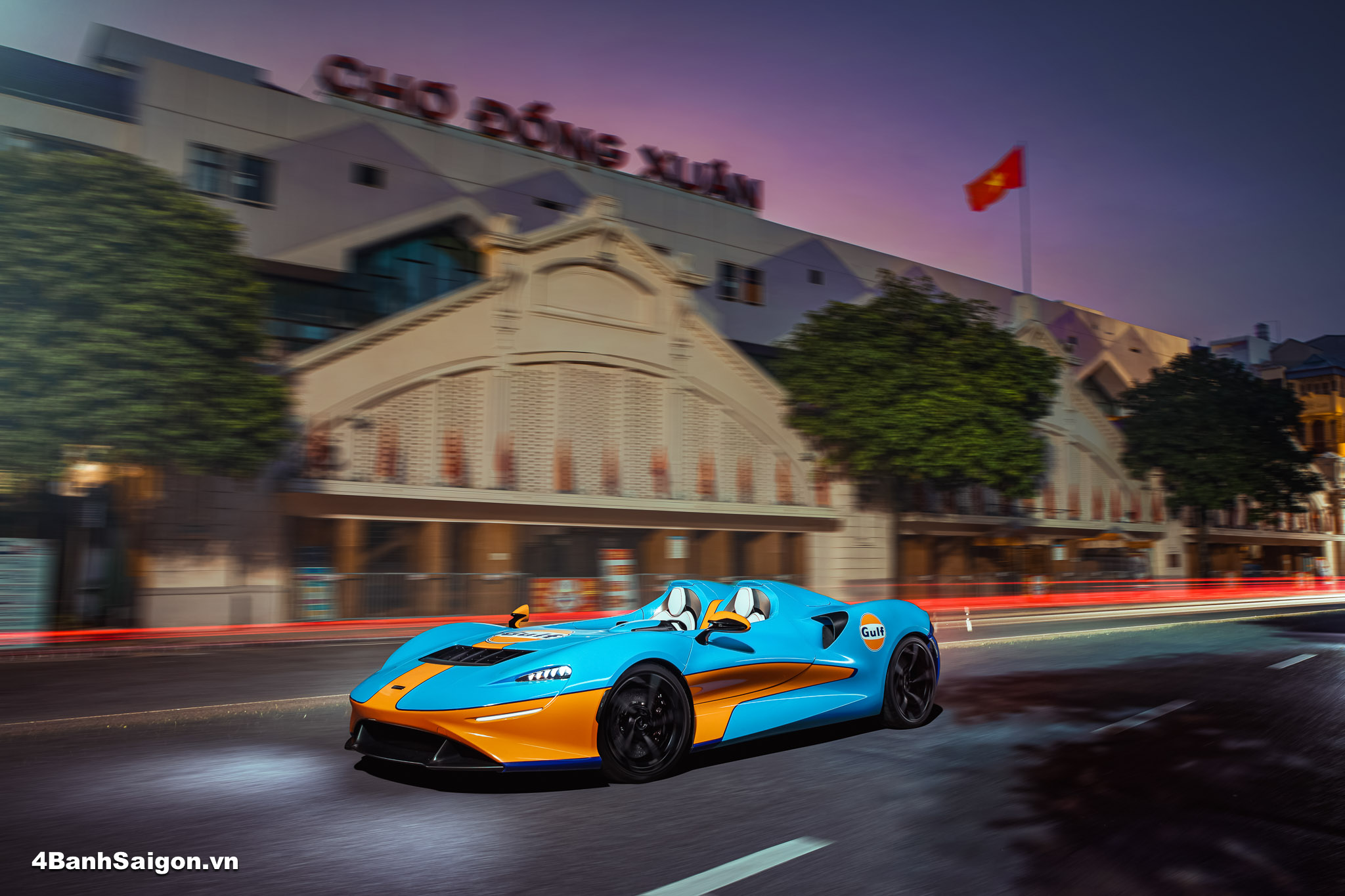 McLaren Elva thả dáng trước chợ Đồng Xuân có lịch sử hàng trăm năm trong phố cổ Hà Nội.