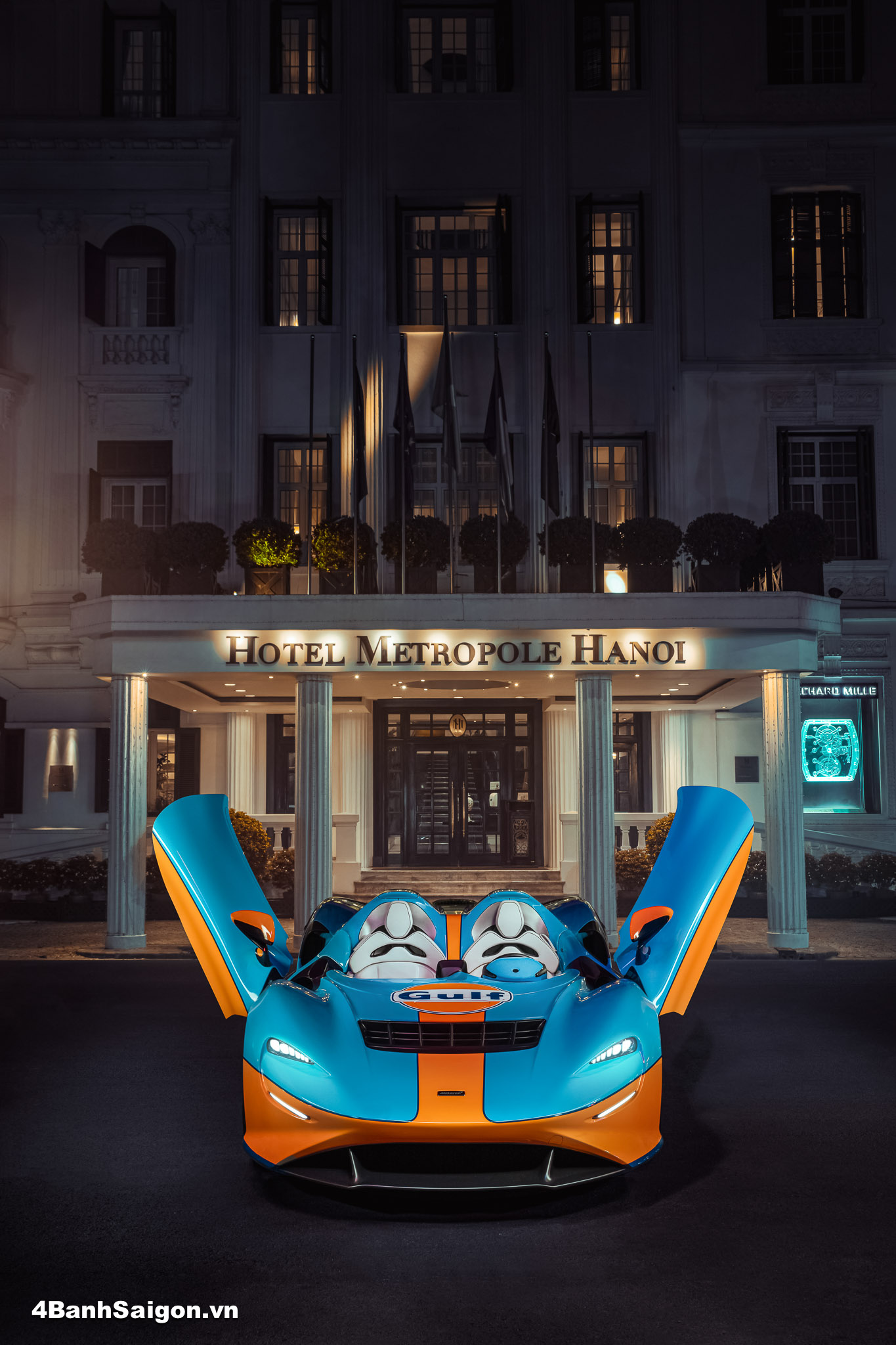 McLaren Elva “tạo dáng” trước khách sạn Sofitel Metropole, kiến trúc được mệnh danh là “bà đầm già” đã chứng kiến nhiều thăng trầm của thành phố hơn 100 năm qua. 